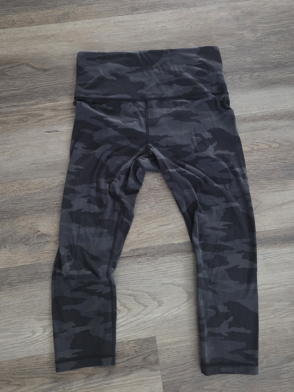 Athleta Elation Capri Gray Black Camo Active Yoga Leggings Size S